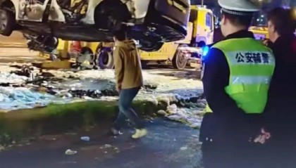 上海一辆理想Mega行驶时无碰撞起火，10秒内车底连续爆炸，被烧成空架，多方回应