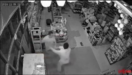 超市老板凌晨被医生入室打死，官方称两家因灯光有纠纷，老板妻子：打人者家属已道歉