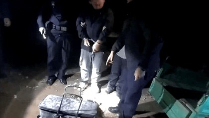 两人戴头套夜偷大闸蟹，被抓时纳闷：怎么认出来的？