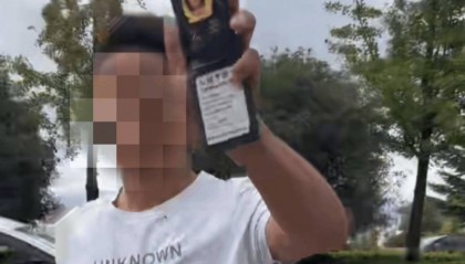 云南一男子驾车别停他人车辆后“亮警察证”，涉嫌非法持有、使用警用标志被行拘