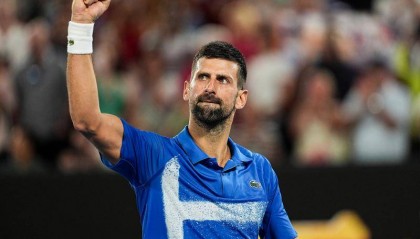 聚焦｜澳网男单赛场上演史诗对决 德约赢下阿卡后激情四溢