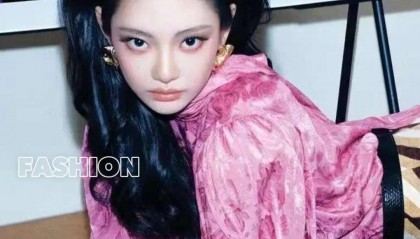 贾玲李现请假视频受热议，宁艺卓封面风格突破，顶尖设计师履新引关注