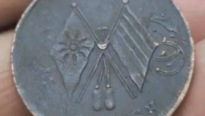 建房挖地基获得双旗币当二十铜元，是朋友慷慨赠予，现在价值不菲