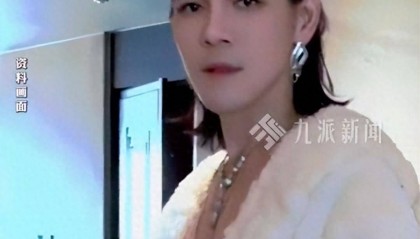 向太称马上安排晓华给向佐剪发，晓华再回应：我的技术最多给他修一修，设计不了发型