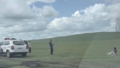 法院车辆出现在内蒙古草原被质疑公车私用，黑河中院：干警执行任务途中，帮游客拍照