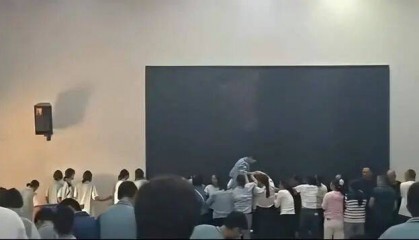 家长们跪成一排，学生蒙眼从背上踩过？教育局回应河南一中学举办活动引热议：正调查处理