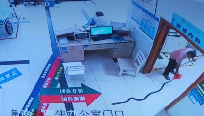 眼镜王蛇咬伤老人，家属拖两米多长的“凶手”冲进医院！“拎蛇就医”可取吗？