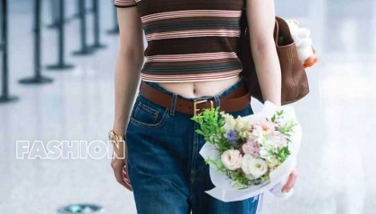 50岁佘诗曼机场街拍秀蛮腰身材绝了！王心凌同样穿法重返18岁