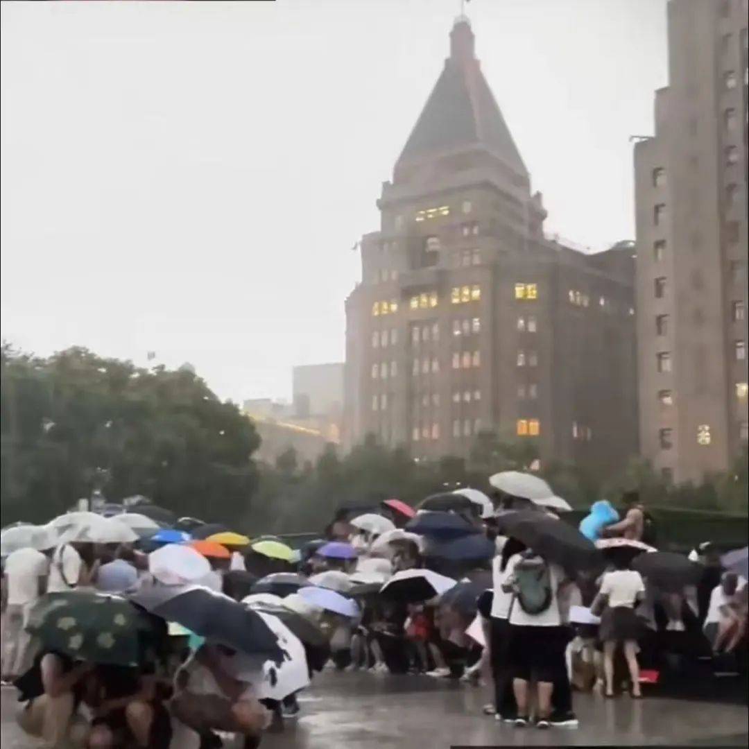 大量游客被台风困在上海外滩？假！
