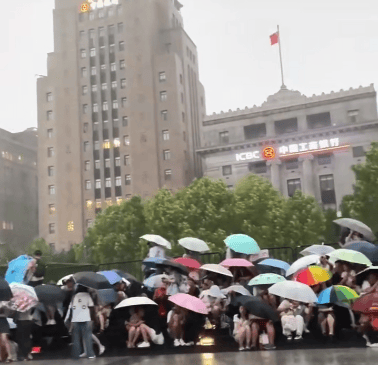 大量游客被台风困在上海外滩？假！