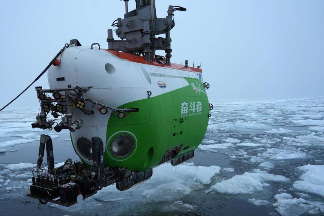 “奋斗者”号回到三亚 载人深潜“双雄”在北极实现水下联合作业
