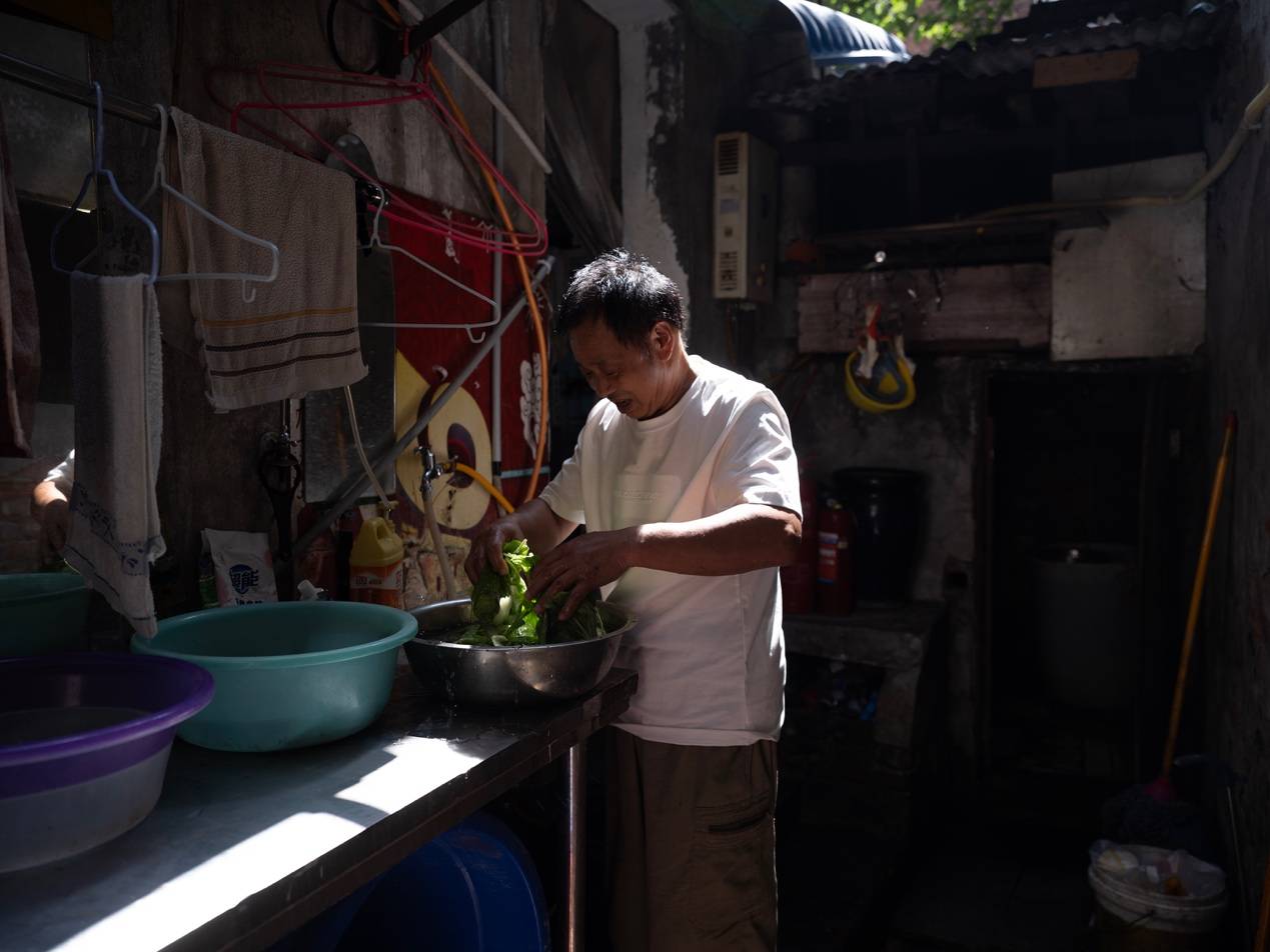 他们挤在8元一晚的旅店 几百人抢一个活