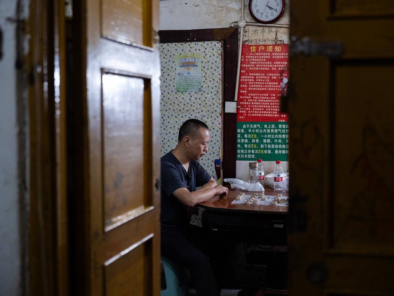 他们挤在8元一晚的旅店 几百人抢一个活