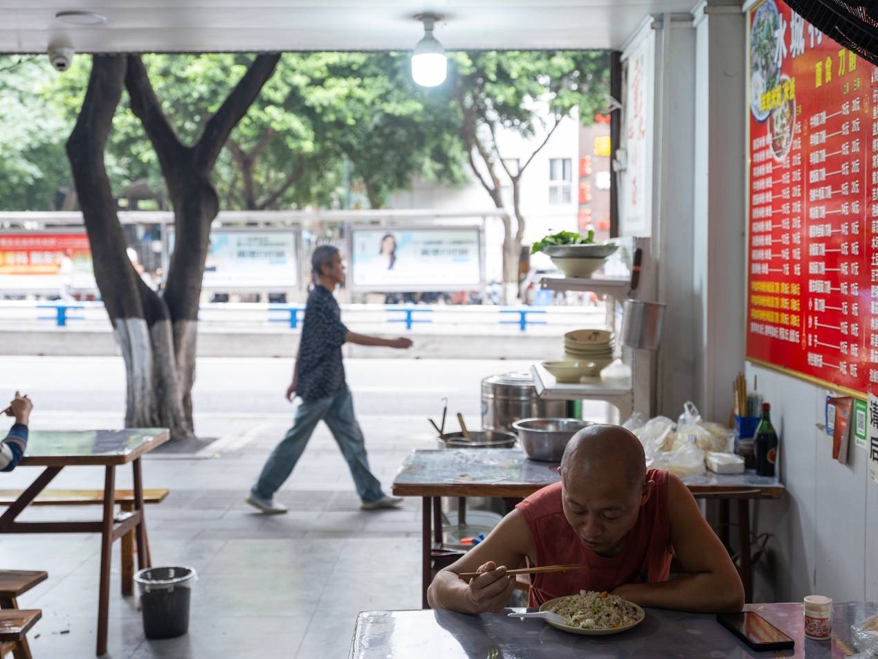 他们挤在8元一晚的旅店 几百人抢一个活