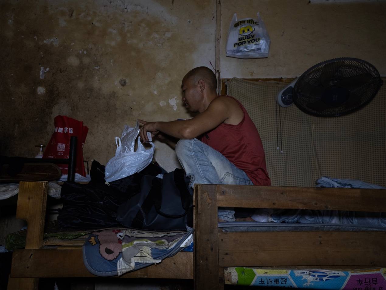 他们挤在8元一晚的旅店 几百人抢一个活