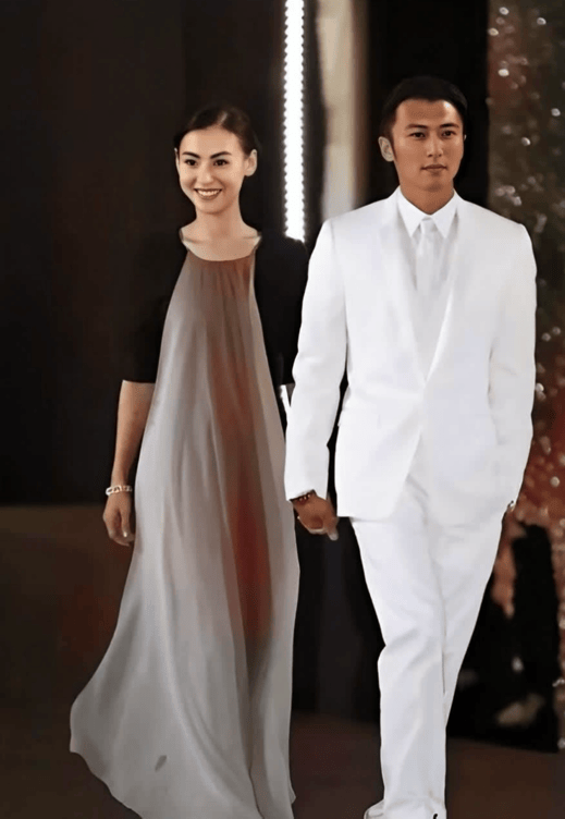 考古丨《喜剧之王》的“顶级售后”?周星驰罕见露面为张柏芝打call,瞬间点燃全场!