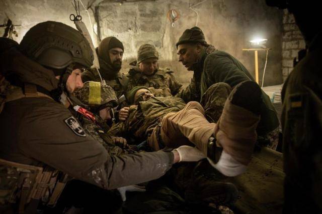 乌军空降兵支援被全歼,红军城5000乌军投降,乌克兰人彻底怒了!