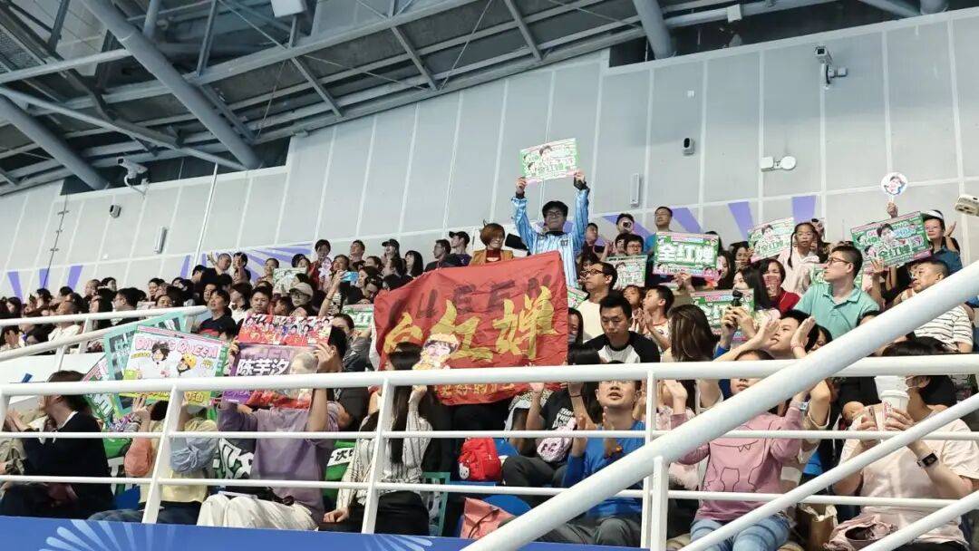 全红婵伤愈首秀夺冠!出战女子团体双人10米台,看台上都是为她加油的海报