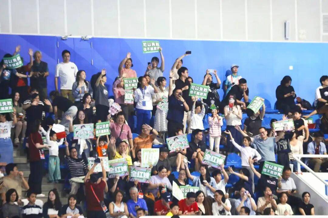 全红婵伤愈首秀夺冠!出战女子团体双人10米台,看台上都是为她加油的海报