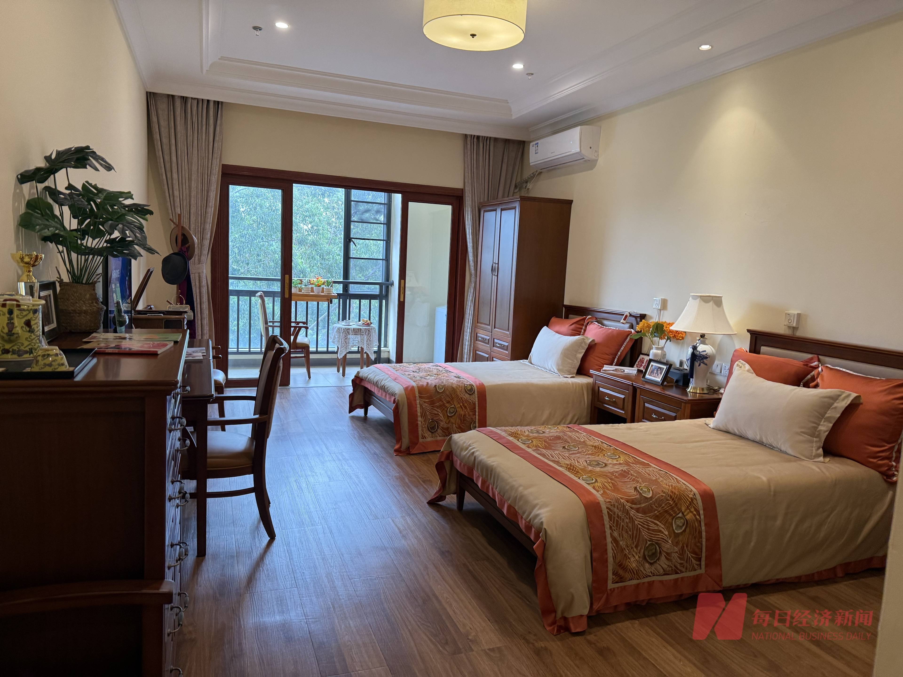 近10万香港老人跨境养老背后：费用便宜、居住空间大是核心动力，但医疗衔接待完善